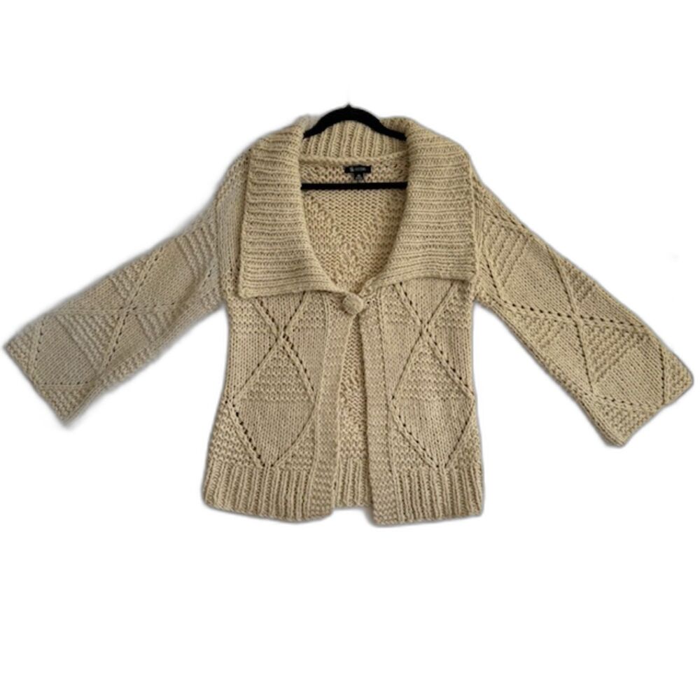 II Sisters Chunky 3/4 Bell Sleeve Womens SZ M Beige Sweater Button Front WARM